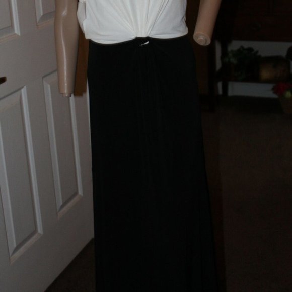 SANGRIA BLACK & IVORY VNECK FORMAL GOWN 10 NWT - Picture 8 of 8